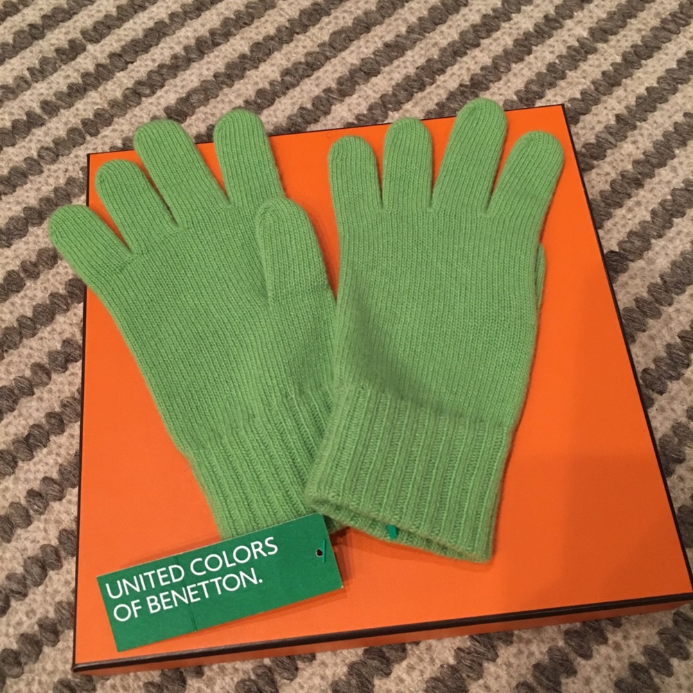 United color of Benetton women’s gloves . Size S